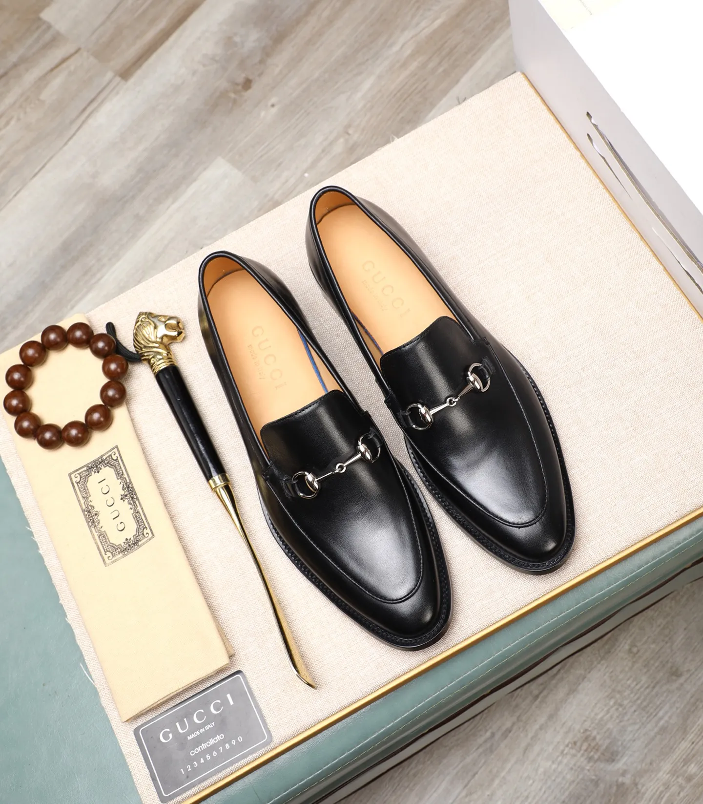 Men's shoes 💰520 (all cowhide) GUCCI high-end formal leather shoes. Original imported first-layer calfskin from Italy. Water-dyed cowhide lining. Original hardware. I believe you will be impressed from the first time you see it. The avant-garde style can no longer fully interpret its elegance. AAA grade rubber outsole. Super comfortable. The original last from the counter ensures its original version and quality. The simple upper ensures its comfort and breathability. A pair of truly good shoes has its own unique soul, prestigious quality, regular size 38-44